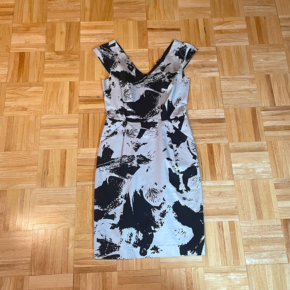 Calvin Klein - Sleeveless V-Neck Dress with Pockets Black White - Like New!